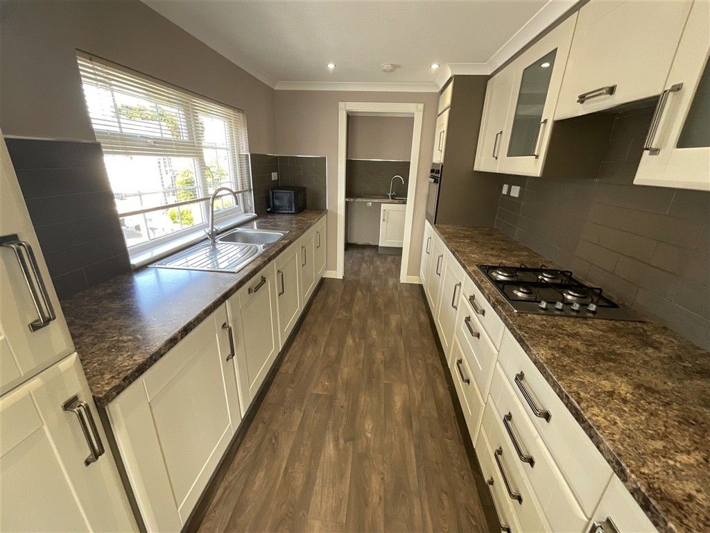 Property photo 3 of 10 Kitchen