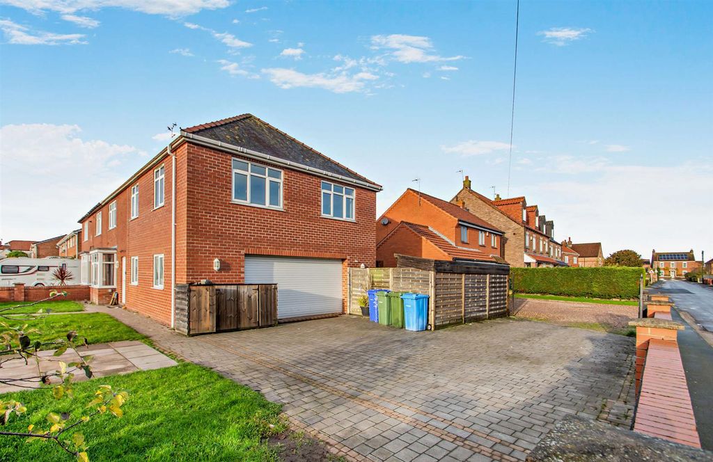 Property photo 1 of 17 8673307-Exterior06-800.Jpg