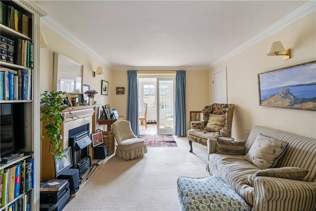 Property photo 2 of 21 Sitting Room