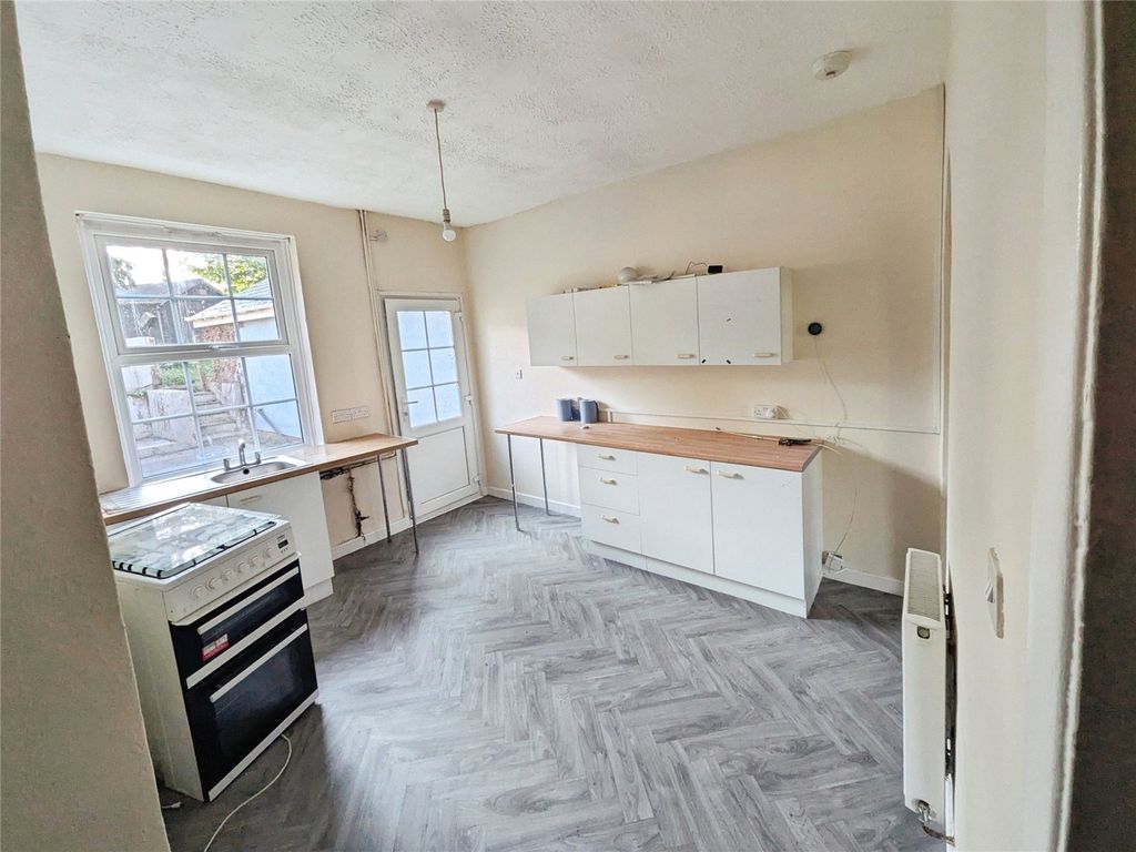 Property photo 3 of 10 Kitchen