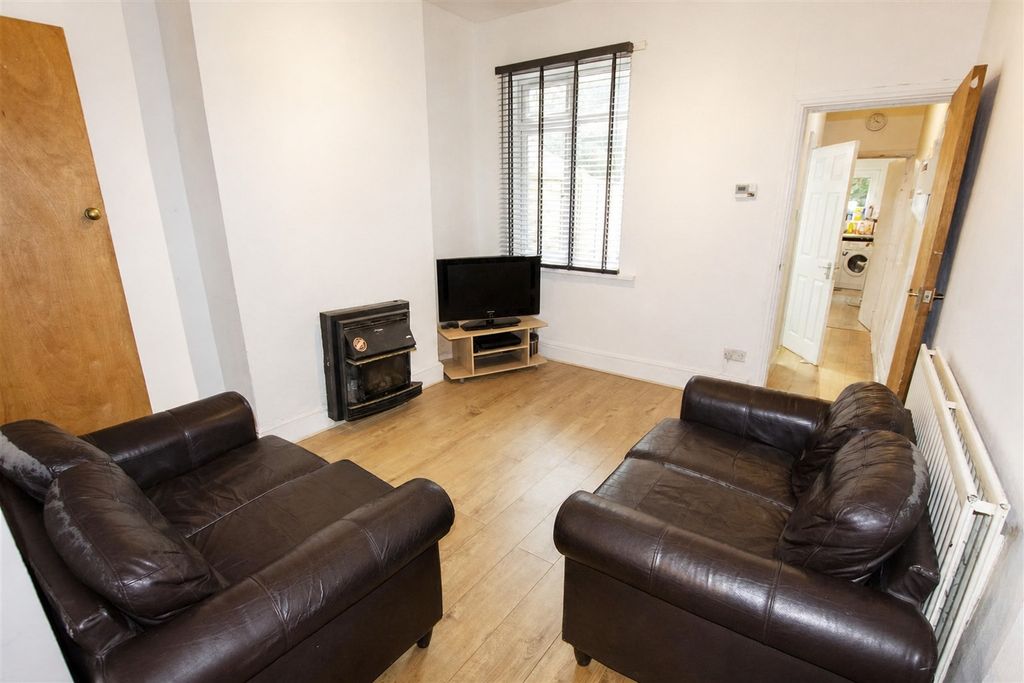 Property photo 1 of 8 Approach