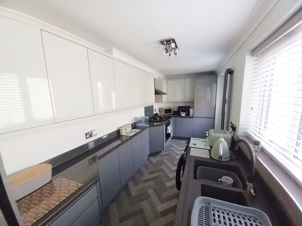 Property photo 3 of 20 Kitchen