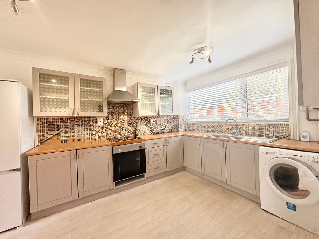 Property photo 1 of 9 Kitchen