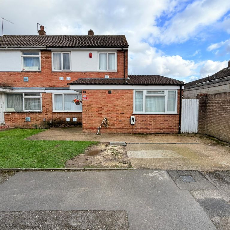 Property photo 1 of 16 4 Bed Semi-Detached House To Rent Pennine Way, Harlington Ub3
