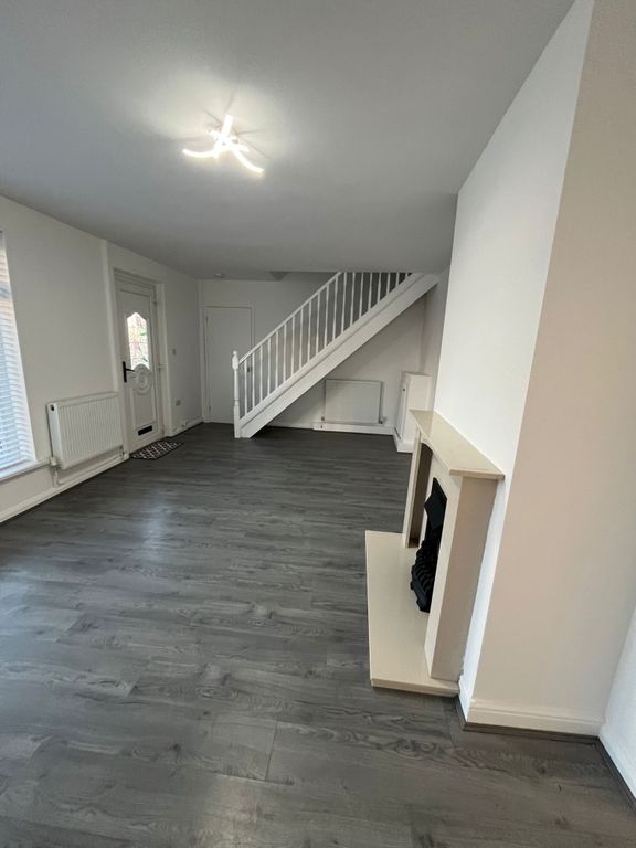 Property photo 3 of 14 6E050697-10c5-407c-9Fdd-4De51B32dc2d