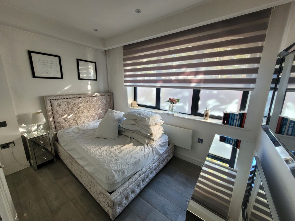 Property photo 3 of 6 Bedroom