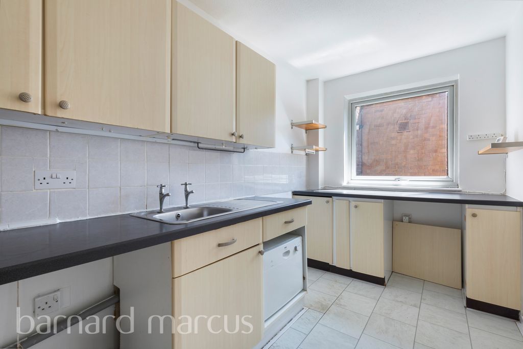 Property photo 3 of 7 Kitchen