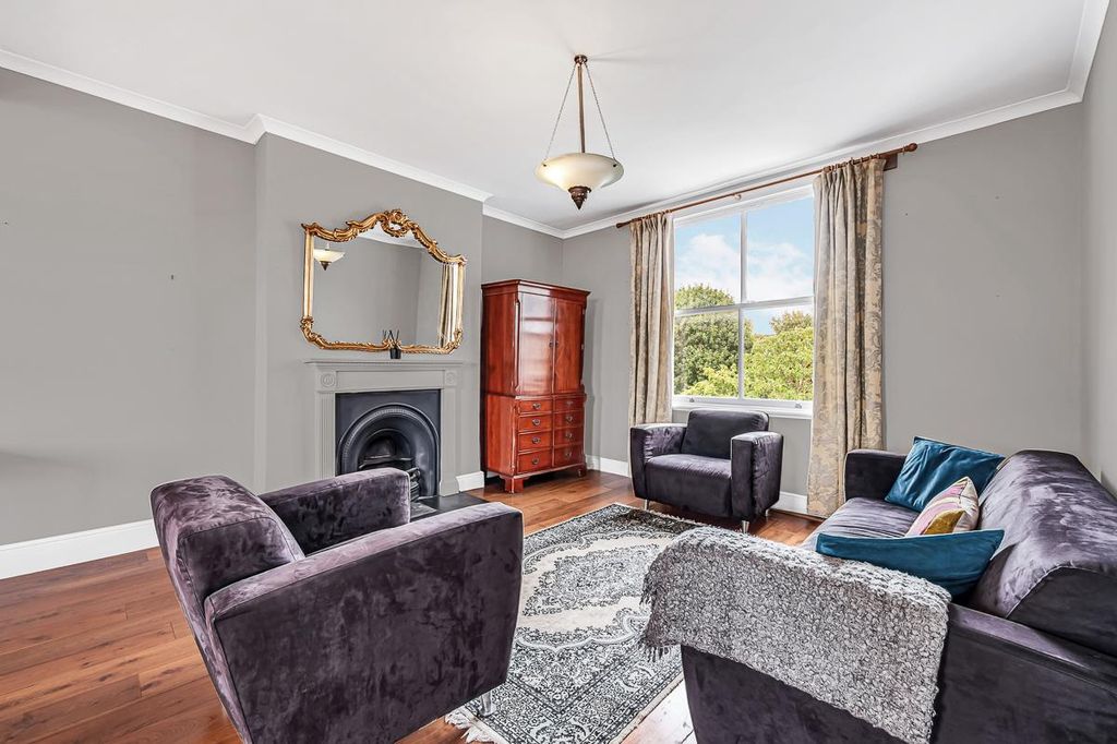 Property photo 2 of 11 Fff - 25 Boscombe Road-3.Jpg