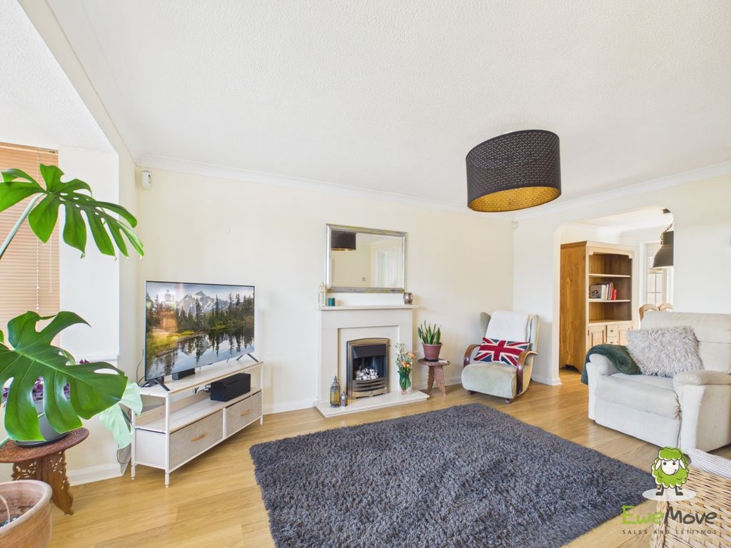Property photo 2 of 29 Ewemove Estate Agents Basingstoke - Highwood Ridge