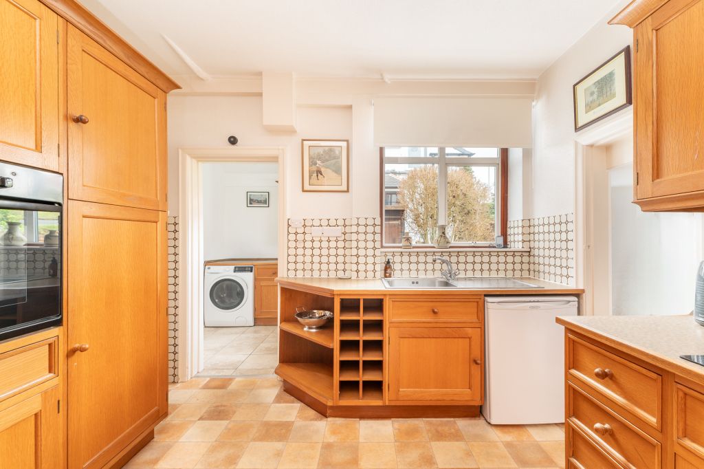 Property photo 3 of 31 Kitchen