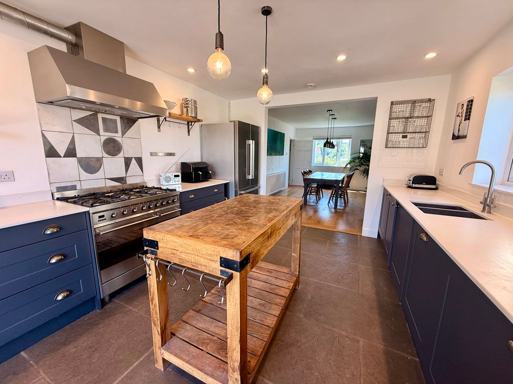 Property photo 3 of 19 Kitchen