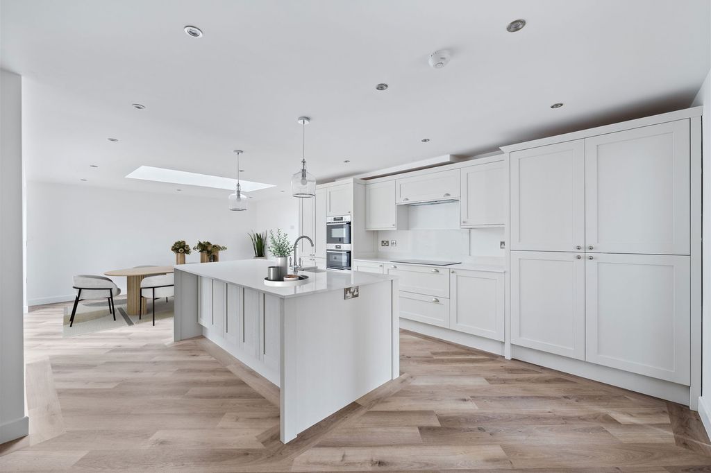 Property photo 3 of 37