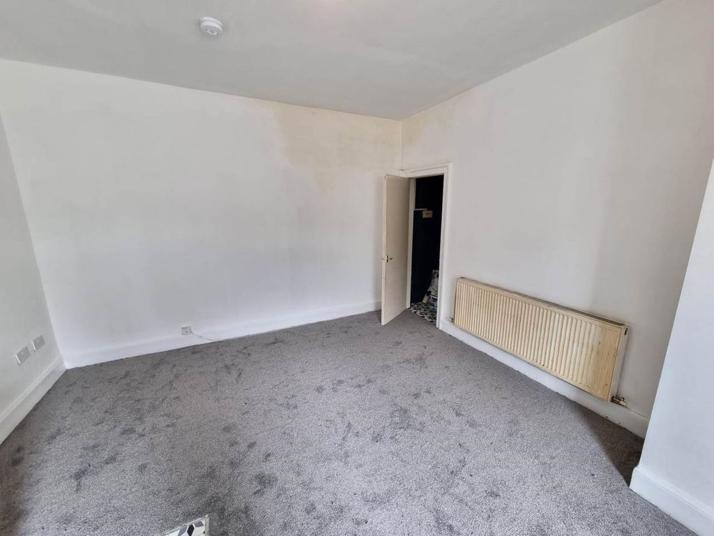 Property photo 2 of 9 1000095859
