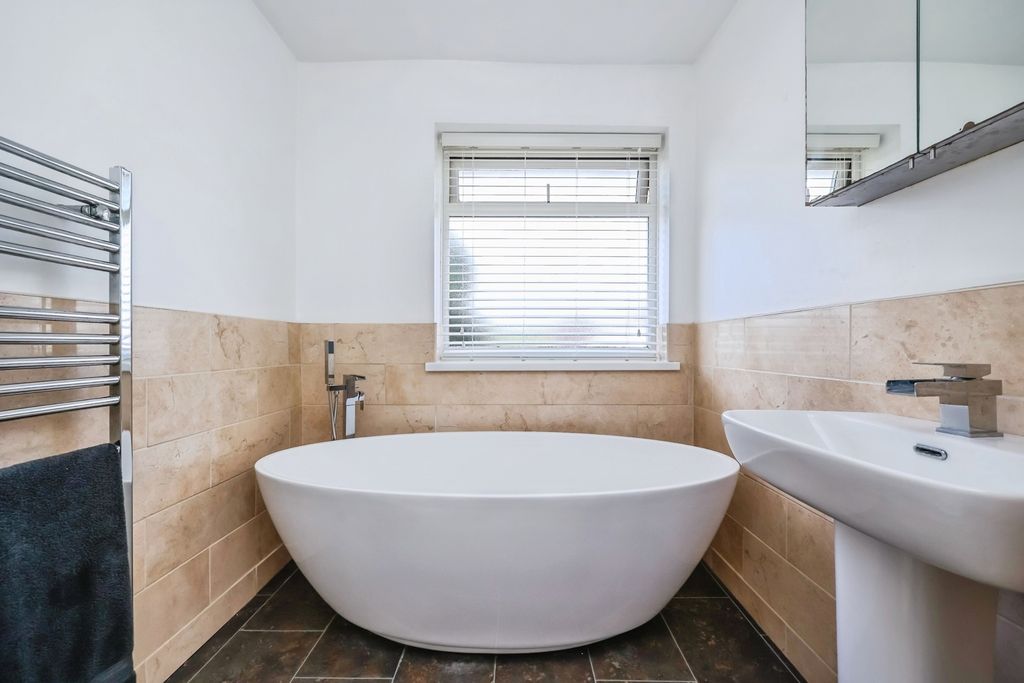 Property photo 3 of 17 Bathroom