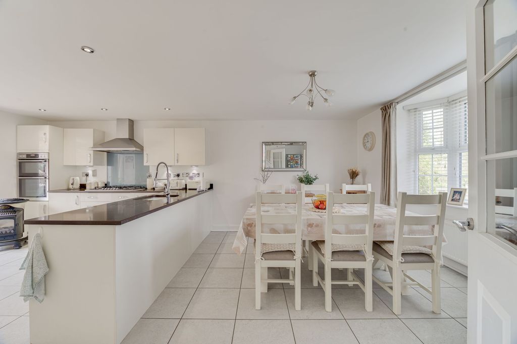 Property photo 2 of 35