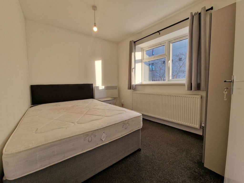 Property photo 2 of 6 Bedroom