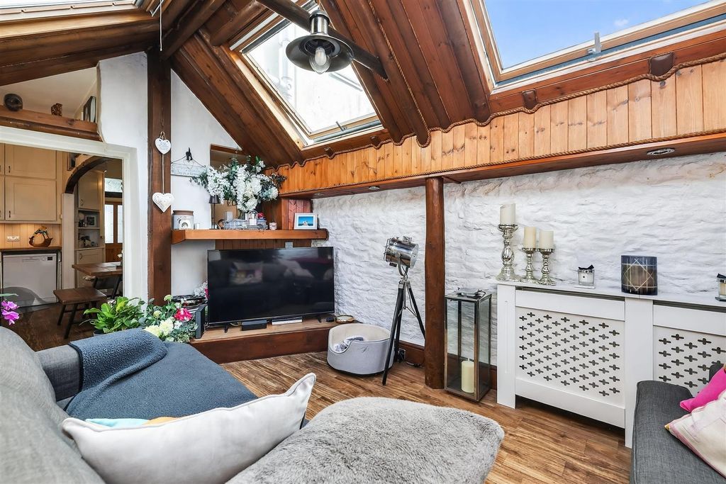 Property photo 3 of 24 Lounge