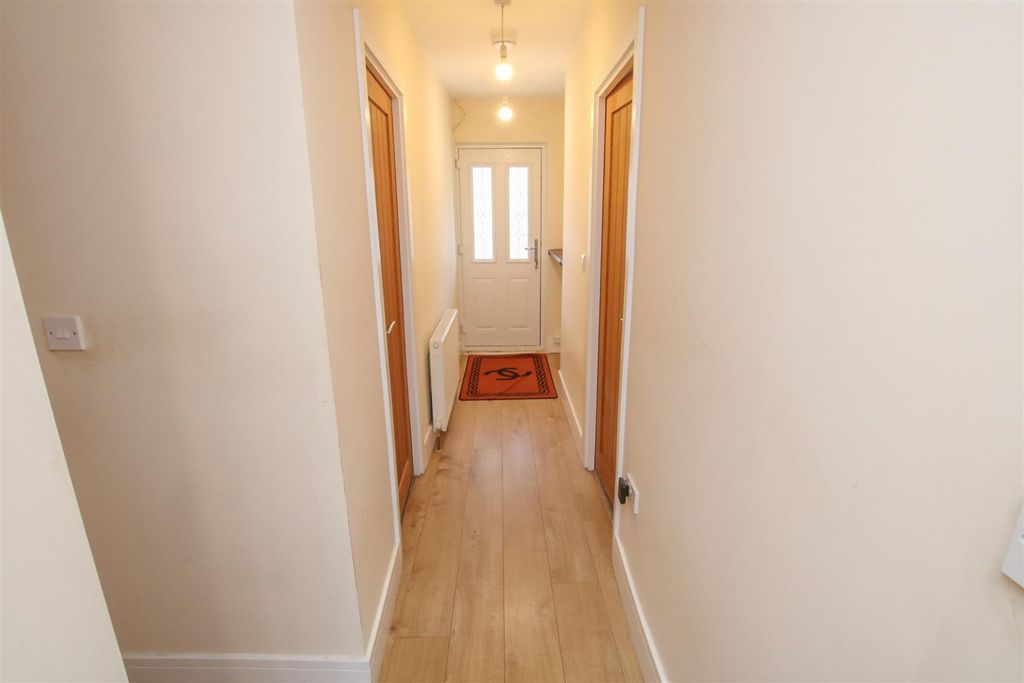 Property photo 2 of 16 Entrance Hall