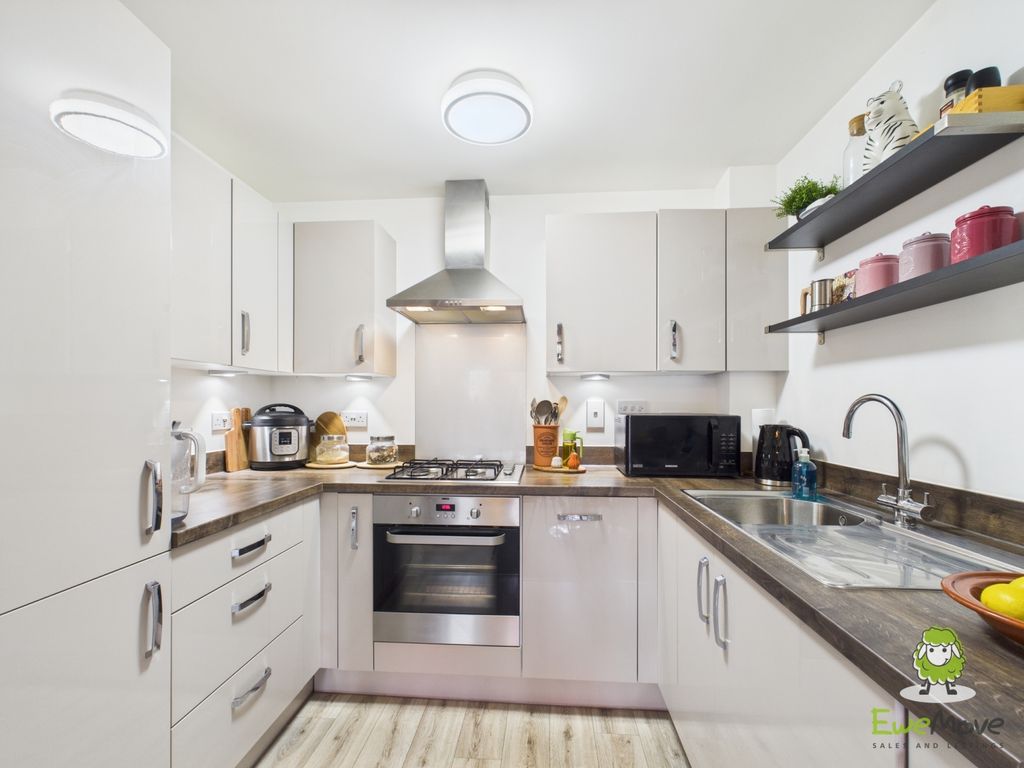 Property photo 2 of 18 Ewemove Estate Agents Basingstoke - Fleetlands Hou