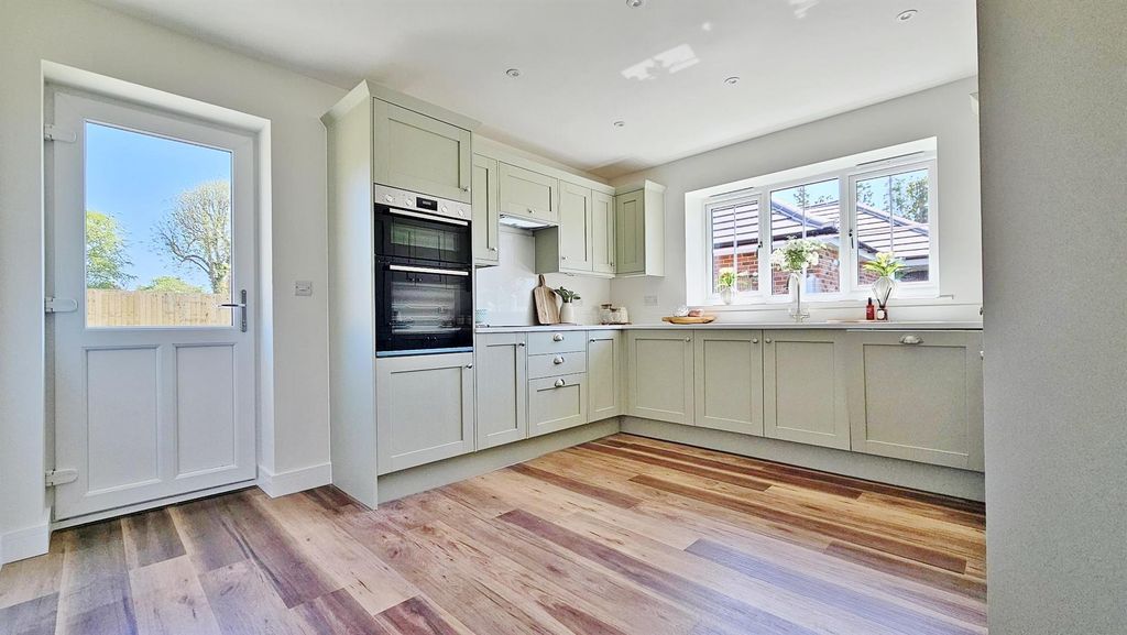 Property photo 2 of 21 Kitchen/Breakfast Room