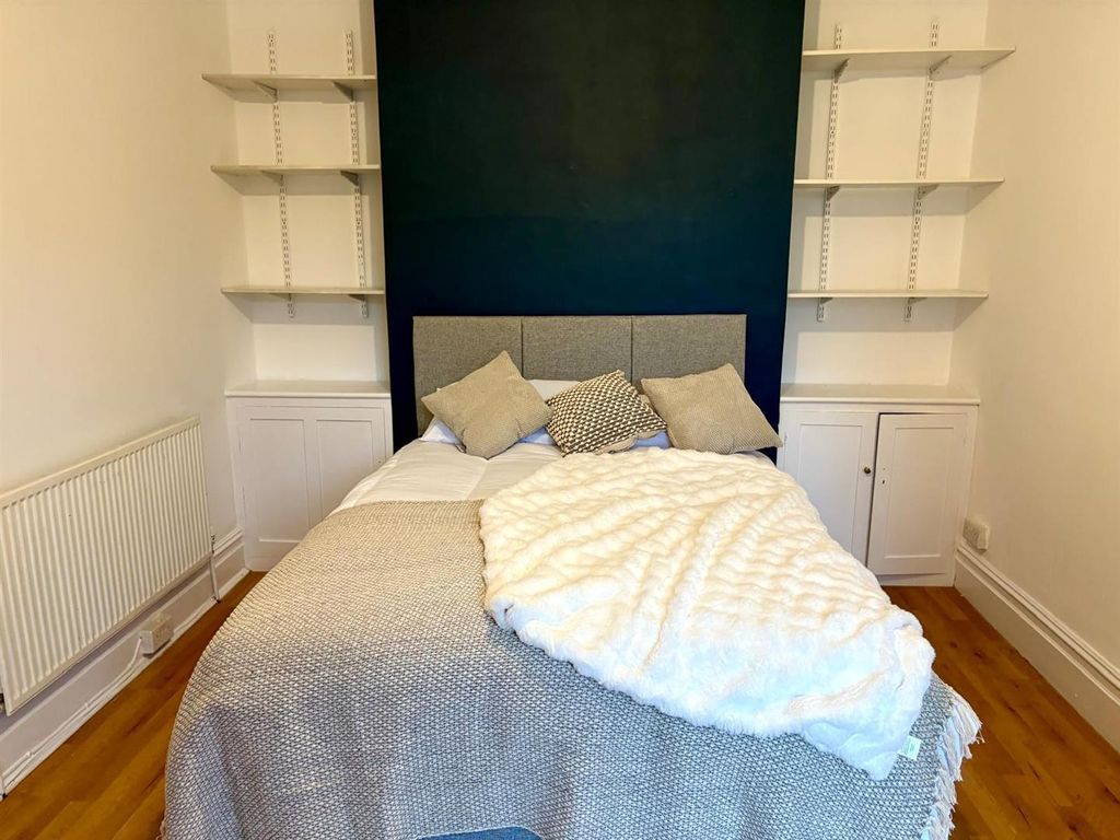 Property photo 3 of 11 Room 2.Jpg