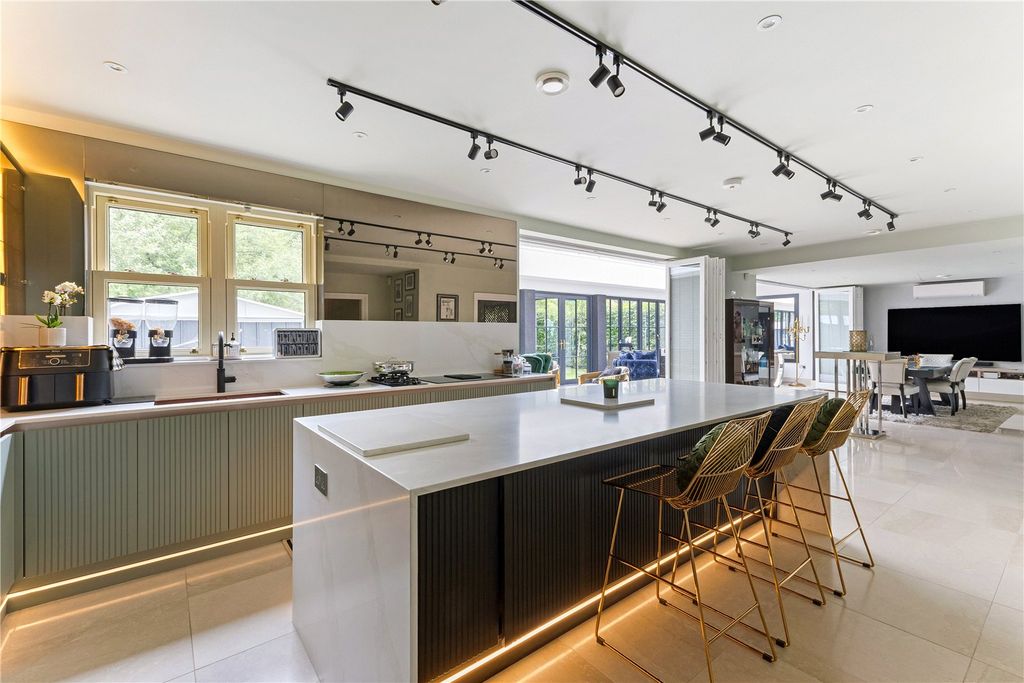 Property photo 2 of 21 Kitchen