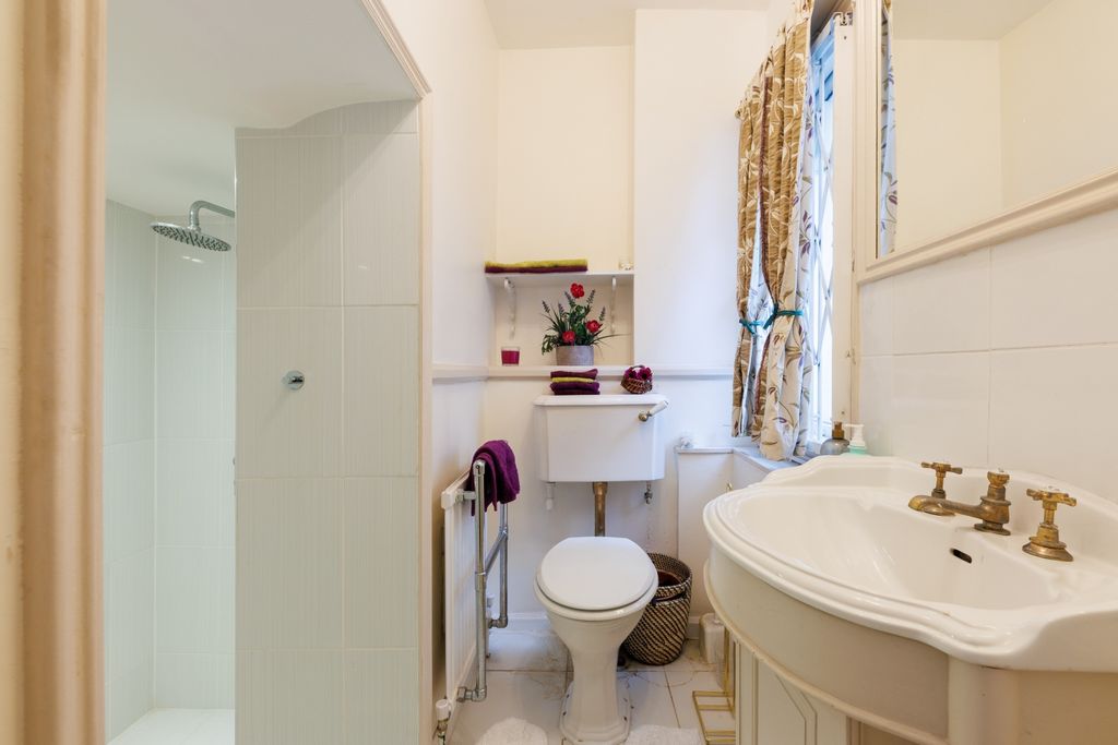 Property photo 3 of 17 Bathrooms (1)