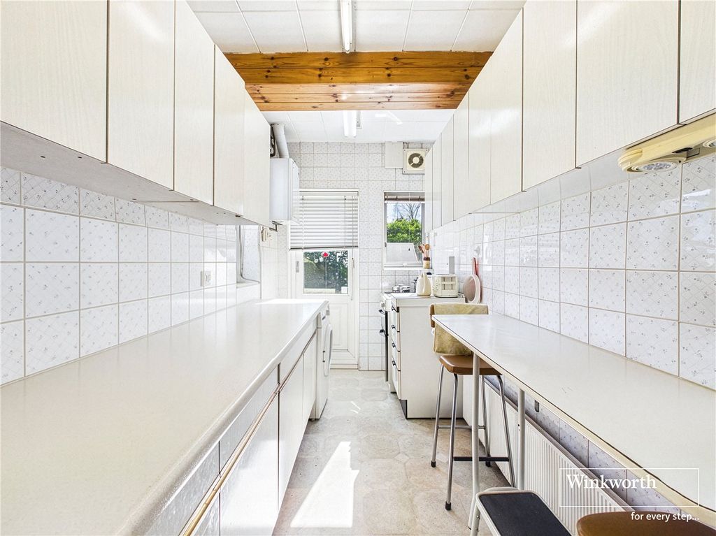 Property photo 3 of 11 Kitchen