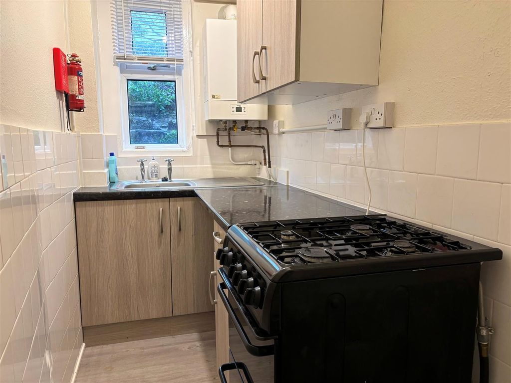 Property photo 3 of 10 Kitchen