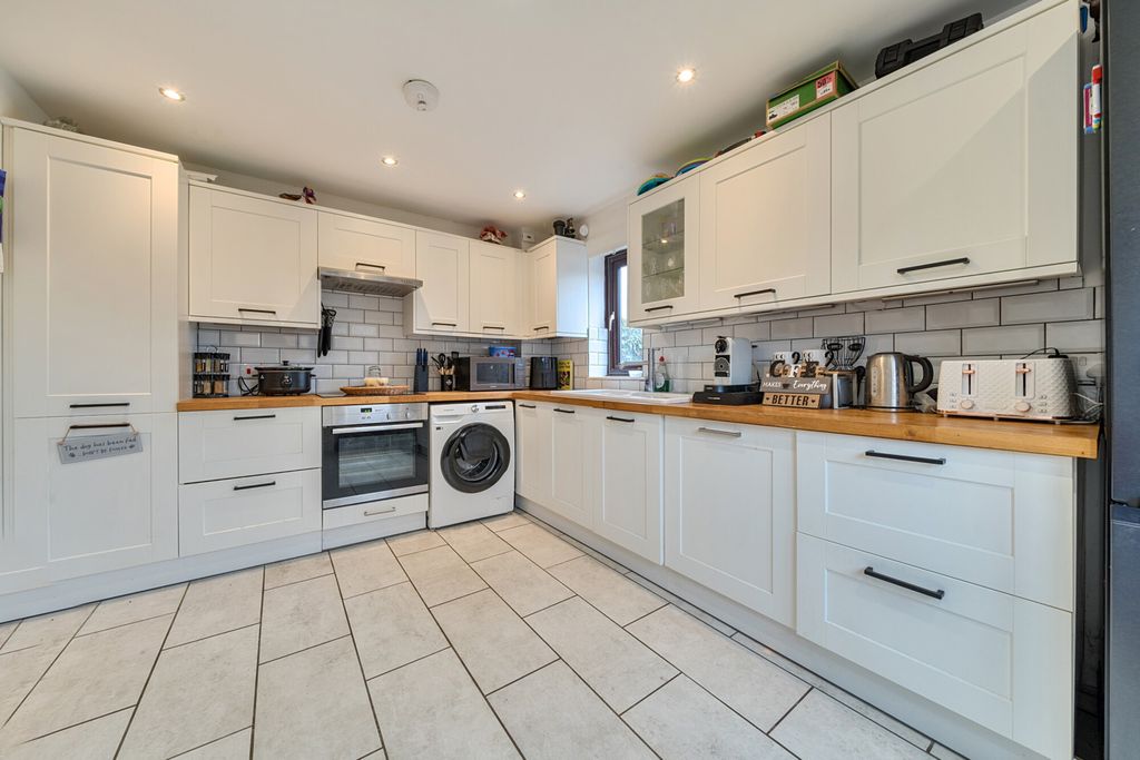 Property photo 3 of 15 Kitchen