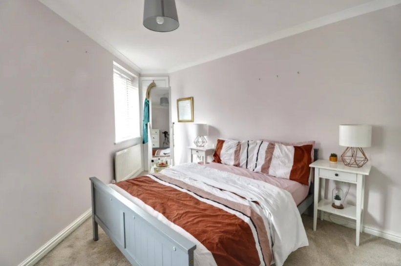 Property photo 3 of 11 Ewemove Estate Agents Basingstoke