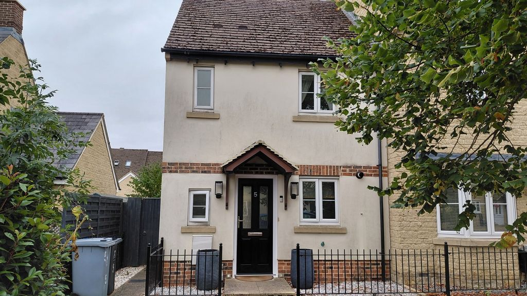 Property photo 1 of 9 5 Blackthorn Best Front