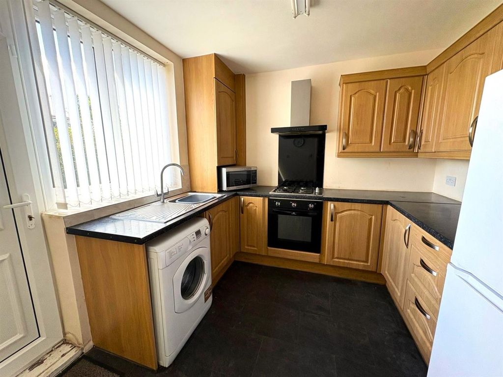 Property photo 3 of 17 Kitchen