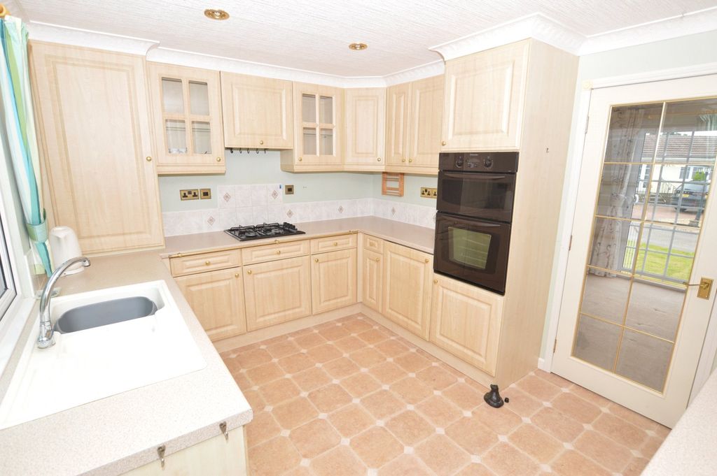 Property photo 3 of 17 Kitchen