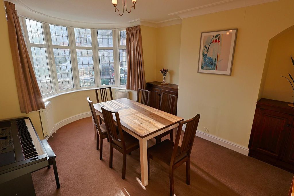 Property photo 2 of 9 Lounge