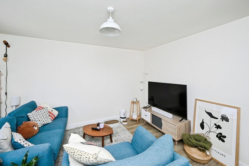 Property photo 2 of 21 Lounge