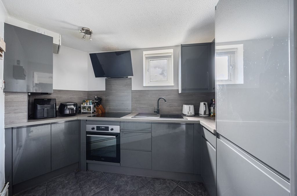 Property photo 3 of 15 1304131-14-684340...