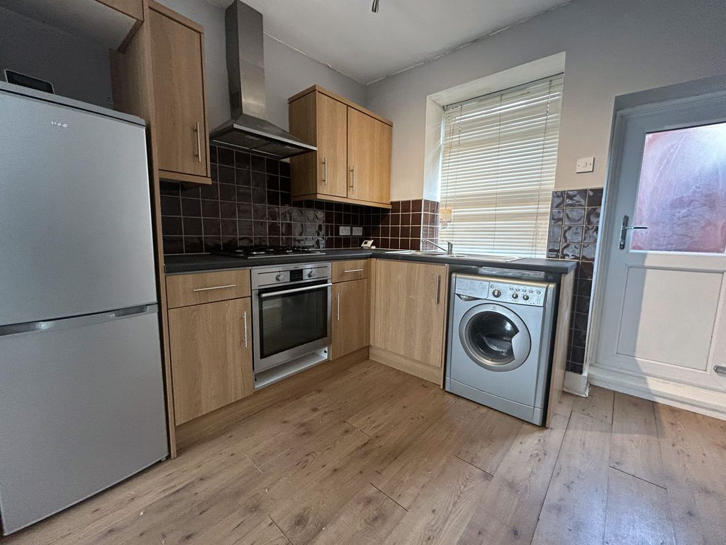 Property photo 3 of 7 Kitchen