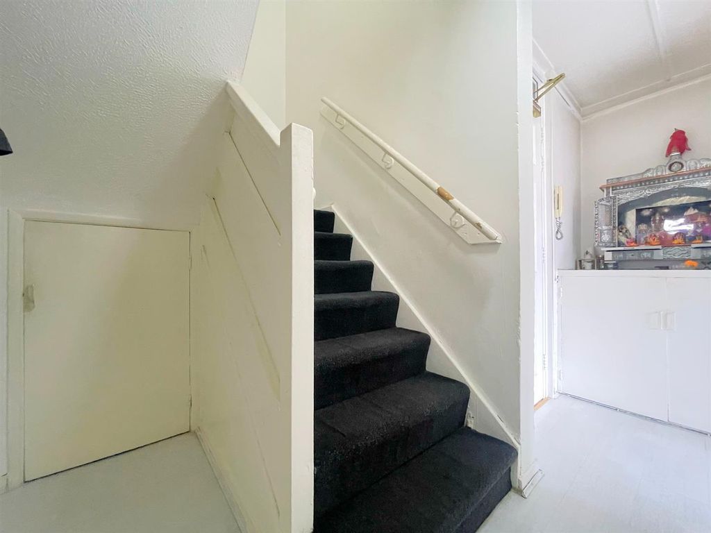 Property photo 2 of 10 Entrance Hall