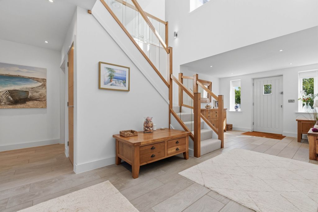 Property photo 2 of 42 Entrance Hall