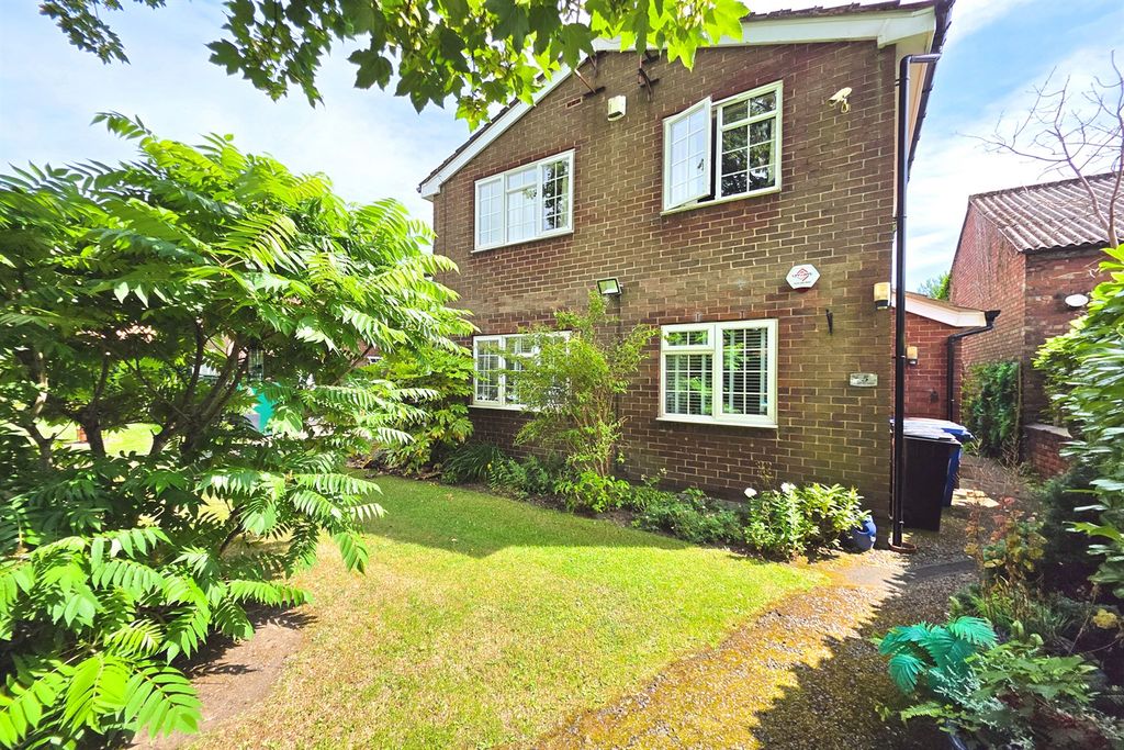 Property photo 1 of 9 External