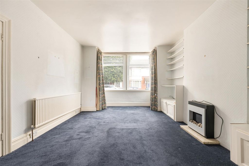 Property photo 3 of 29 Hale End Road, E4