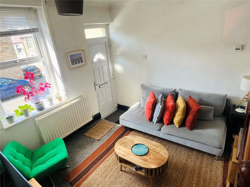 Property photo 3 of 18 Lounge