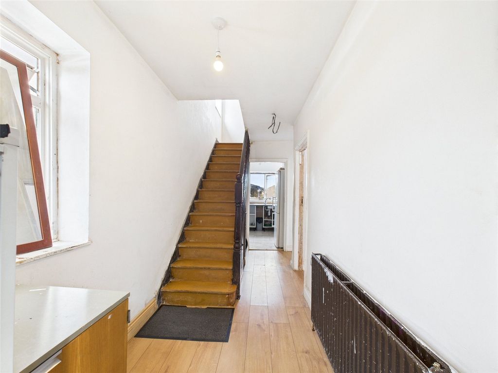 Property photo 2 of 11 Hallway
