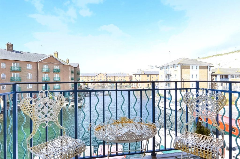 Property photo 2 of 11 Balcony