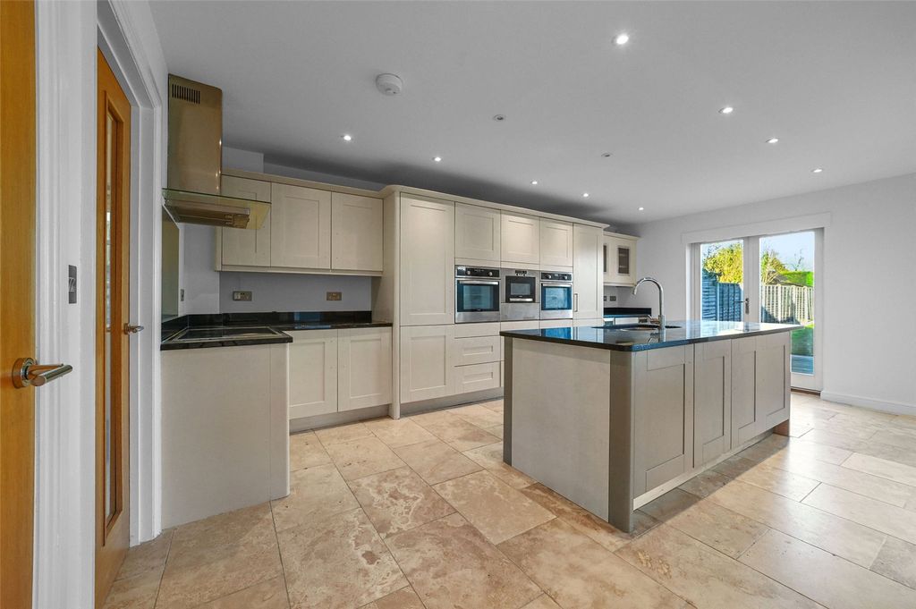 Property photo 3 of 37 Picture No. 29