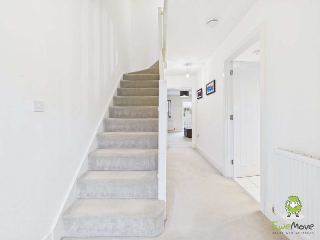 Property photo 3 of 14 Ewemove Estate Agents Basingstoke