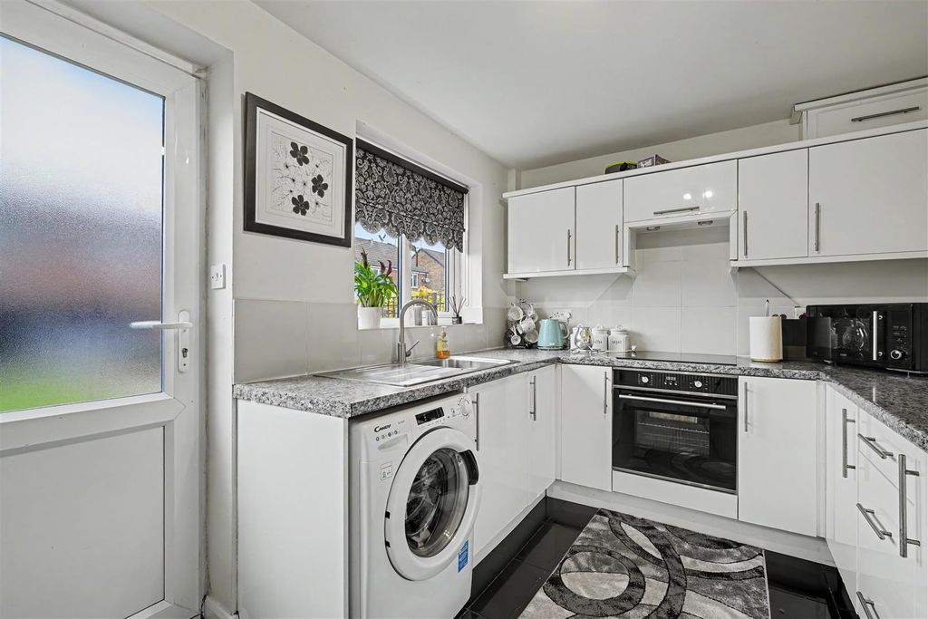 Property photo 3 of 12 Kitchen