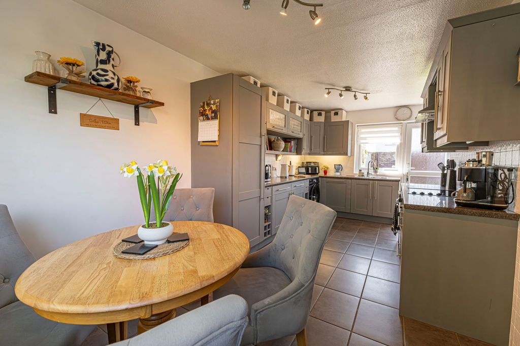 Property photo 2 of 32