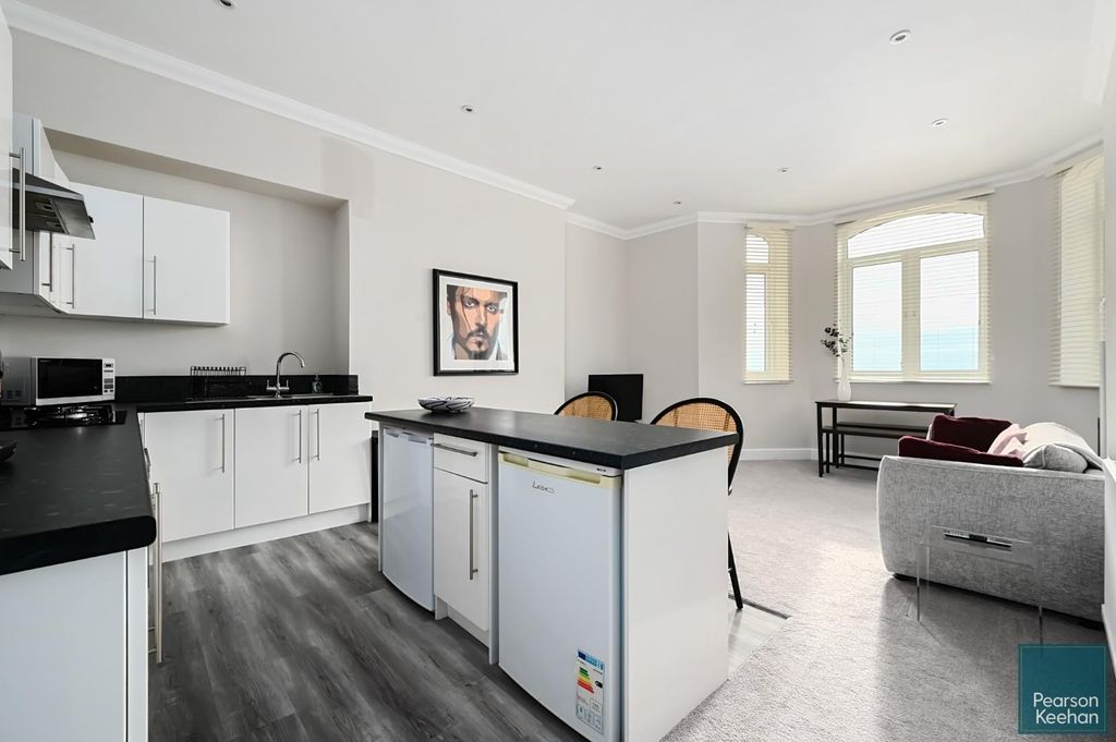 Property photo 3 of 17 Girton House, Kingsway, Bn3 (3).Jpg